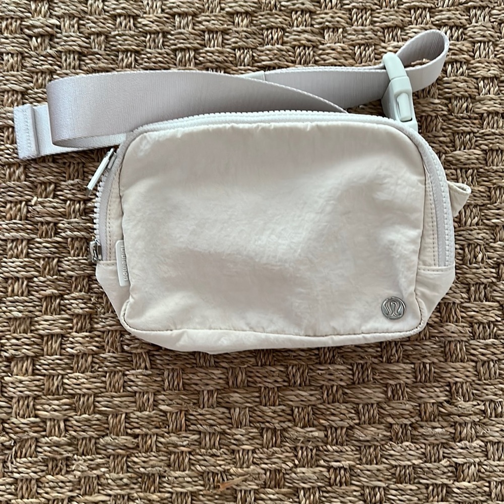 Everywhere Belt Back 2L Large creamy white. Non smoking